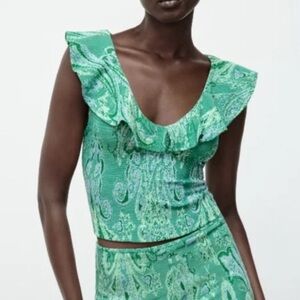 💗NWOT - Zara - Green Jaquard Ruffle Neckline Crop Scoopneck Top
